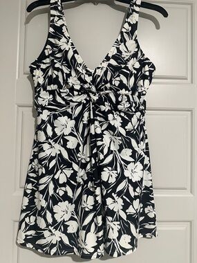 Black & White Floral underwire Swim Dress